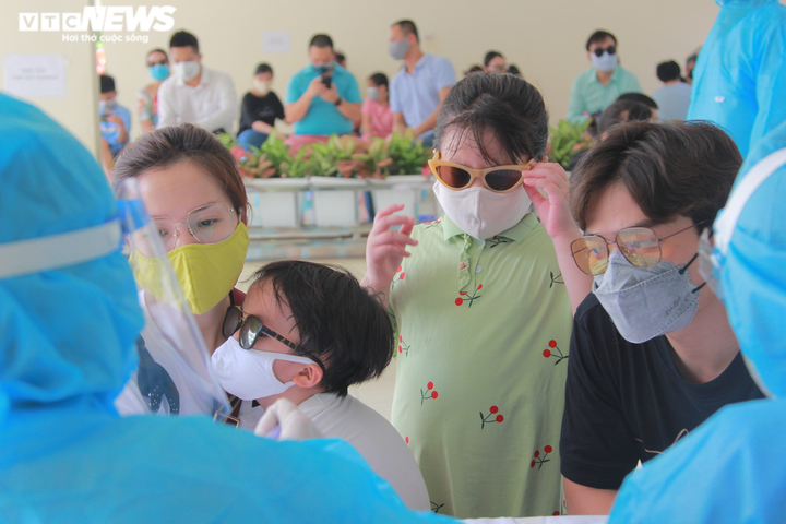 Ảnh: Người Hà Nội kéo nhau đi xét nghiệm COVID-19 sau chuyến du lịch Đà Nẵng - 6