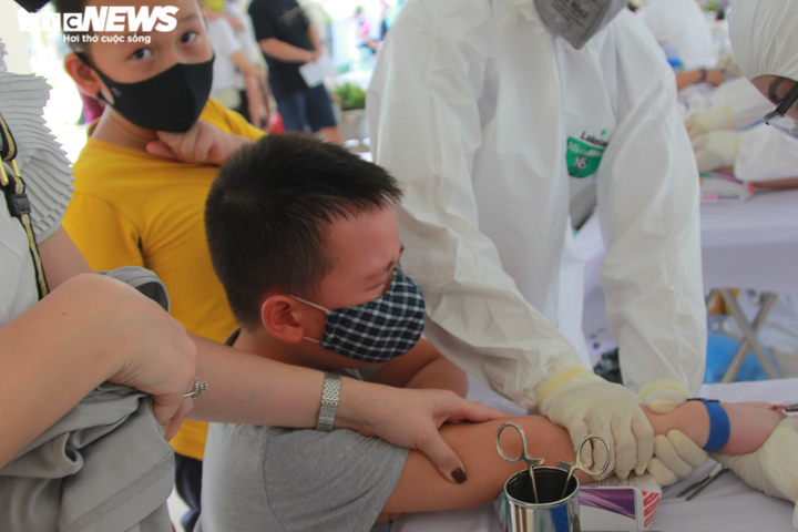 Ảnh: Người Hà Nội kéo nhau đi xét nghiệm COVID-19 sau chuyến du lịch Đà Nẵng - 5