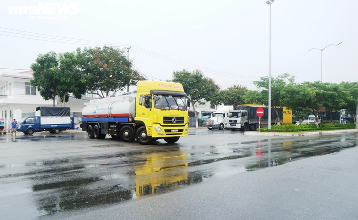 Dịch COVID-19 nguy cấp, Quân đội, Công an đội mưa cắm chốt phong tỏa Đà Nẵng - 6