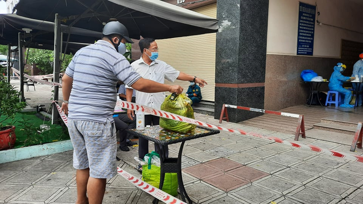 Ảnh: Lấy mẫu xét nghiệm hơn 300 cư dân trong khu chung cư bị phong tỏa ở TP.HCM - 6