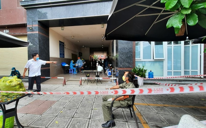 Ảnh: Lấy mẫu xét nghiệm hơn 300 cư dân trong khu chung cư bị phong tỏa ở TP.HCM - 5