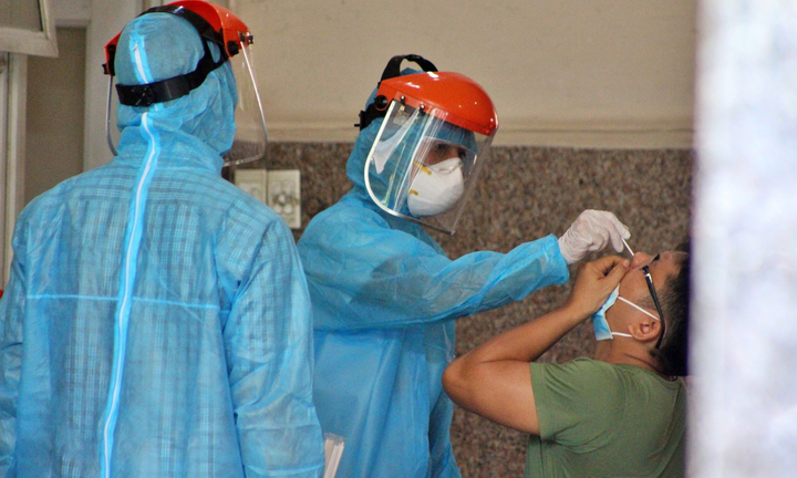 Ảnh: Lấy mẫu xét nghiệm hơn 300 cư dân trong khu chung cư bị phong tỏa ở TP.HCM - 4