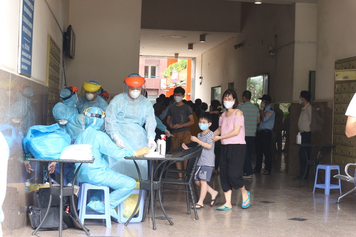 Ảnh: Lấy mẫu xét nghiệm hơn 300 cư dân trong khu chung cư bị phong tỏa ở TP.HCM - 2