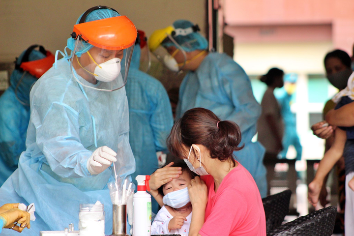 Ảnh: Lấy mẫu xét nghiệm hơn 300 cư dân trong khu chung cư bị phong tỏa ở TP.HCM - 3