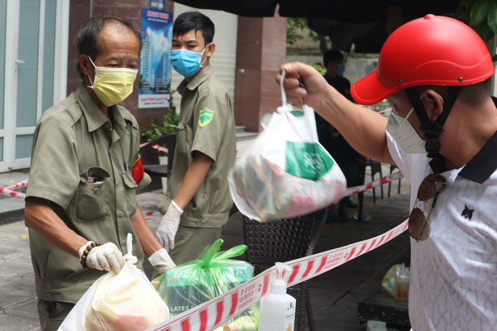 Ảnh: Lấy mẫu xét nghiệm hơn 300 cư dân trong khu chung cư bị phong tỏa ở TP.HCM - 7