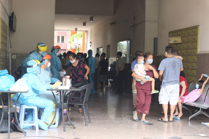 Ảnh: Lấy mẫu xét nghiệm hơn 300 cư dân trong khu chung cư bị phong tỏa ở TP.HCM - 1