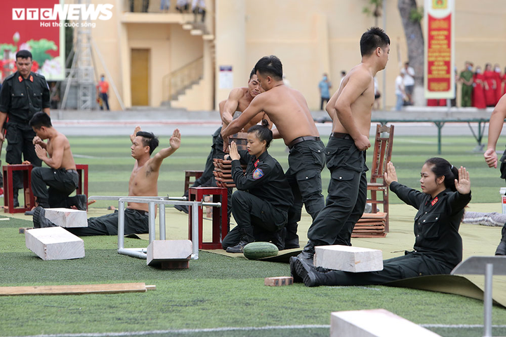 Tròn mắt xem 'bóng hồng' đặc nhiệm Việt Nam dùng yết hầu đè cong thanh sắt nhọn - 2