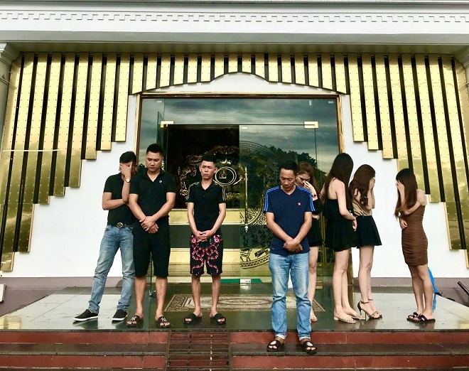 Công an đột kích quán karaoke cố tình mở cửa sau lệnh cấm, lộ ra ổ nhóm ma túy - 1