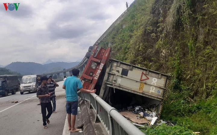 Xe đầu kéo rơi từ cao tốc Nội Bài-Lào Cai xuống làn đường bên dưới - 1