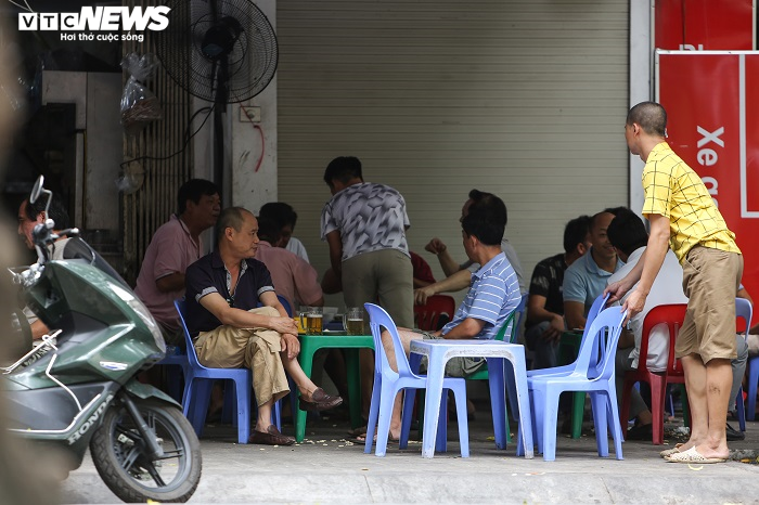Bỏ ngoài tai lệnh cấm, hàng quán vỉa hè Hà Nội vẫn tấp nập như thường - 3