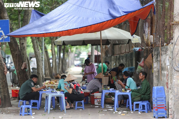 Bỏ ngoài tai lệnh cấm, hàng quán vỉa hè Hà Nội vẫn tấp nập như thường - 4
