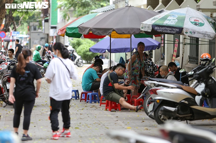 Bỏ ngoài tai lệnh cấm, hàng quán vỉa hè Hà Nội vẫn tấp nập như thường - 5