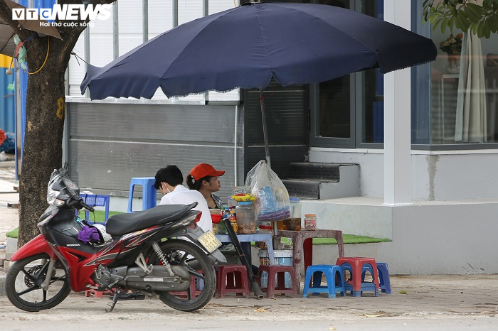 Bỏ ngoài tai lệnh cấm, hàng quán vỉa hè Hà Nội vẫn tấp nập như thường - 6