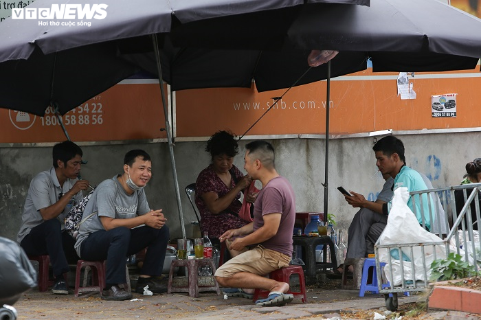 Bỏ ngoài tai lệnh cấm, hàng quán vỉa hè Hà Nội vẫn tấp nập như thường - 7