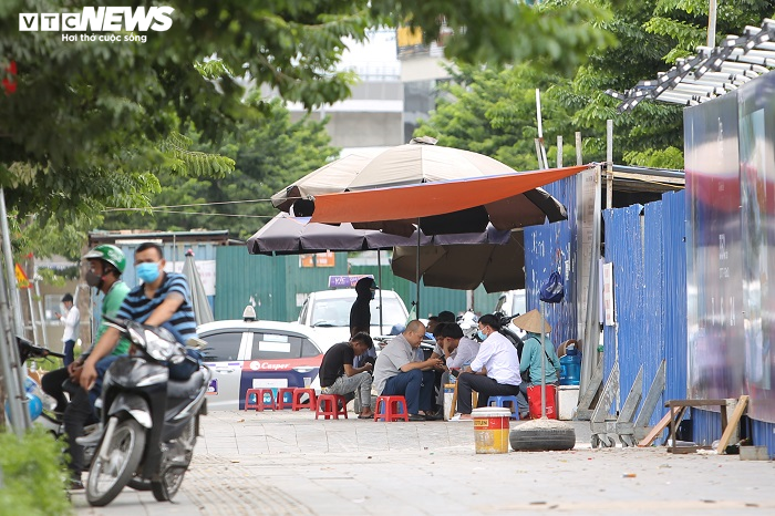 Bỏ ngoài tai lệnh cấm, hàng quán vỉa hè Hà Nội vẫn tấp nập như thường - 8