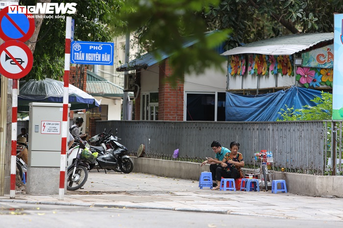 Bỏ ngoài tai lệnh cấm, hàng quán vỉa hè Hà Nội vẫn tấp nập như thường - 9