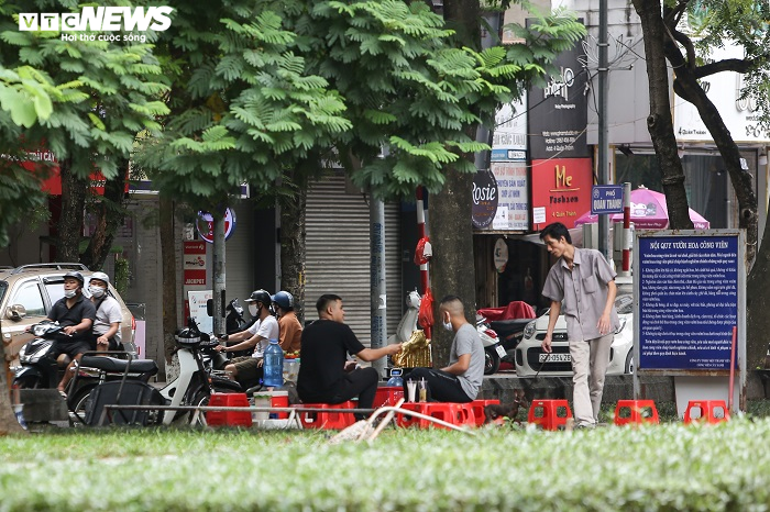 Bỏ ngoài tai lệnh cấm, hàng quán vỉa hè Hà Nội vẫn tấp nập như thường - 1