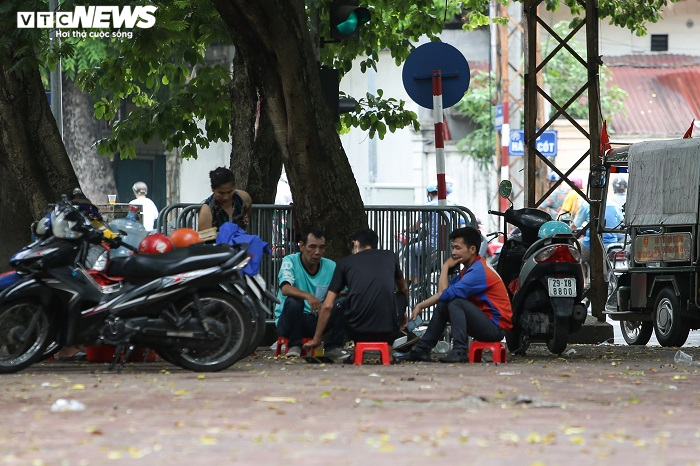 Bỏ ngoài tai lệnh cấm, hàng quán vỉa hè Hà Nội vẫn tấp nập như thường - 2