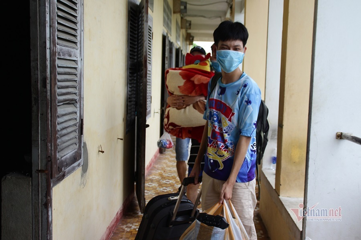 Ảnh: Sinh viên Đà Nẵng dọn đồ, nhường ký túc xá làm nơi cách ly - 2