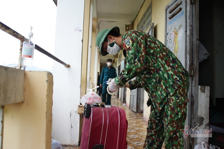 Ảnh: Sinh viên Đà Nẵng dọn đồ, nhường ký túc xá làm nơi cách ly - 3