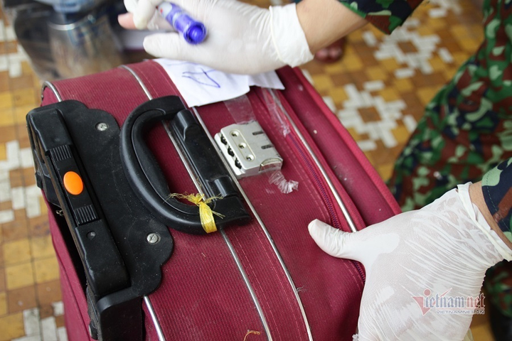 Ảnh: Sinh viên Đà Nẵng dọn đồ, nhường ký túc xá làm nơi cách ly - 6