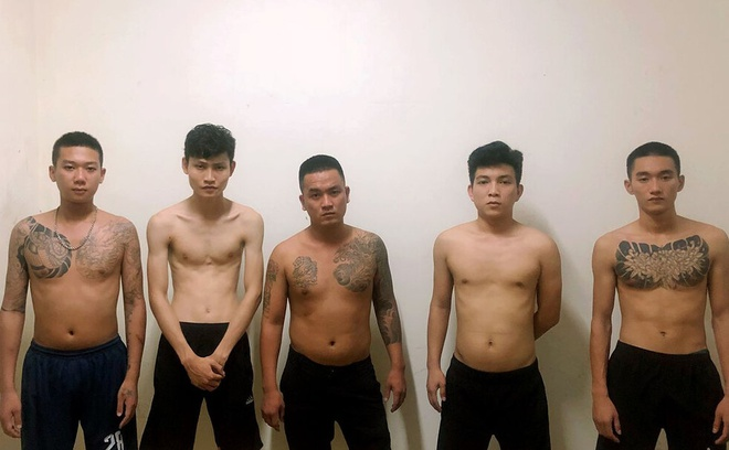 Hơn chục thanh niên cầm hung khí hỗn chiến trong đêm - 1