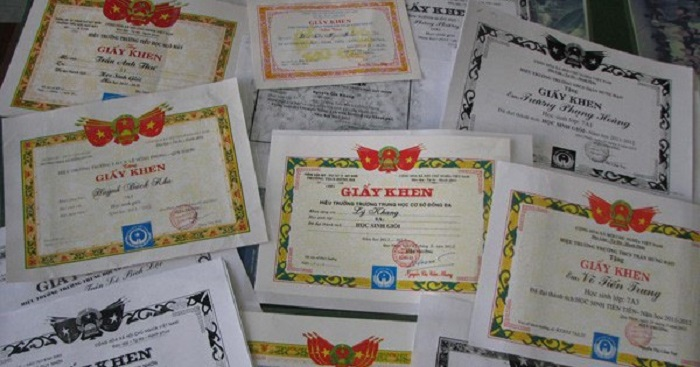 Tràn lan giấy khen mỗi mùa bế giảng: Đã lỗi thời, cần thay đổi thế nào? - 1