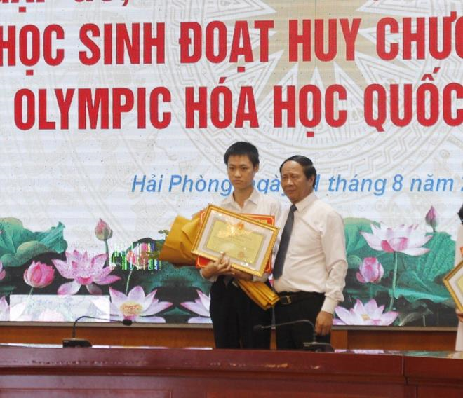 Hải Phòng thưởng 500 triệu đồng cho nam sinh đoạt Huy chương vàng Olympic hóa - 1