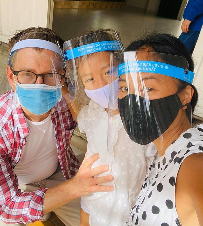 Ca sĩ Đoan Trang cùng chồng con đi xét nghiệm COVID-19 - 1