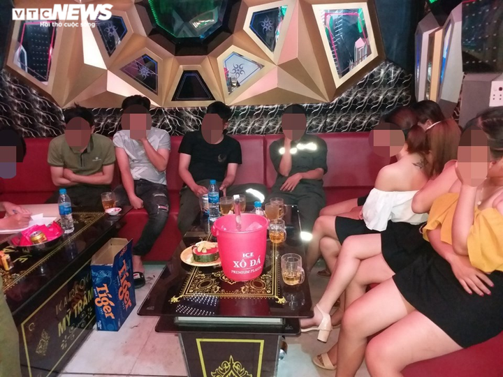 Bất chấp lệnh cấm, quán karaoke vẫn lén lút đón khách giữa mùa dịch COVID-19 - 1
