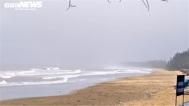 Ảnh: Tàu thuyền ở Thanh Hóa, Nghệ An cập bờ, neo đậu ứng phó bão số 2 - 6