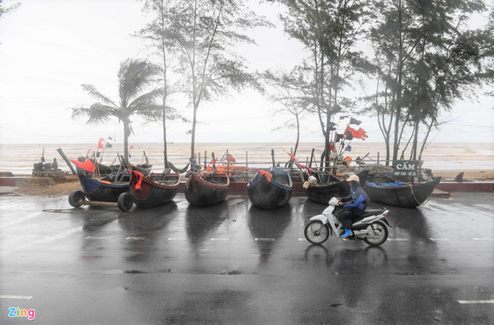 Ngư dân Sầm Sơn kéo thuyền lên lề đường tránh bão - 6