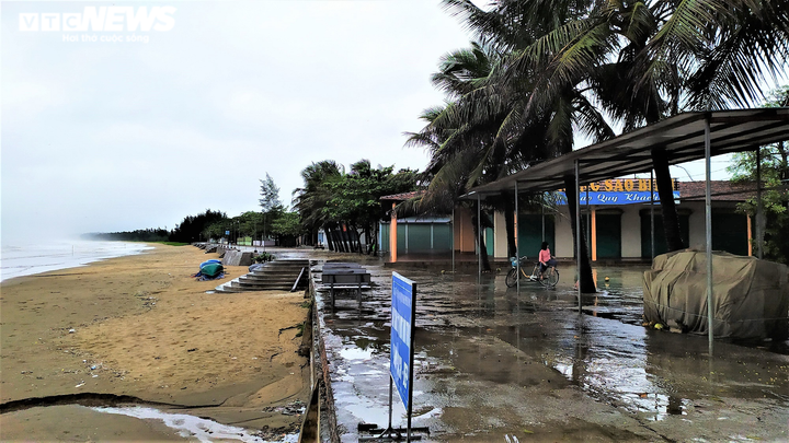 Ảnh: Tàu thuyền ở Thanh Hóa, Nghệ An cập bờ, neo đậu ứng phó bão số 2 - 7