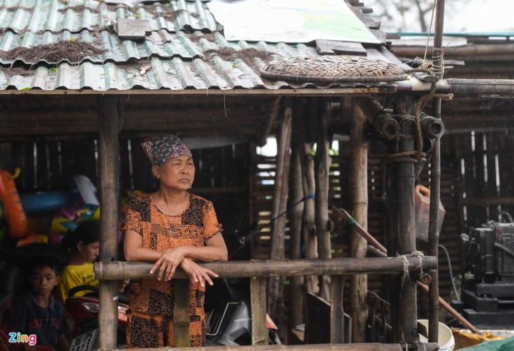 Ngư dân Sầm Sơn kéo thuyền lên lề đường tránh bão - 8