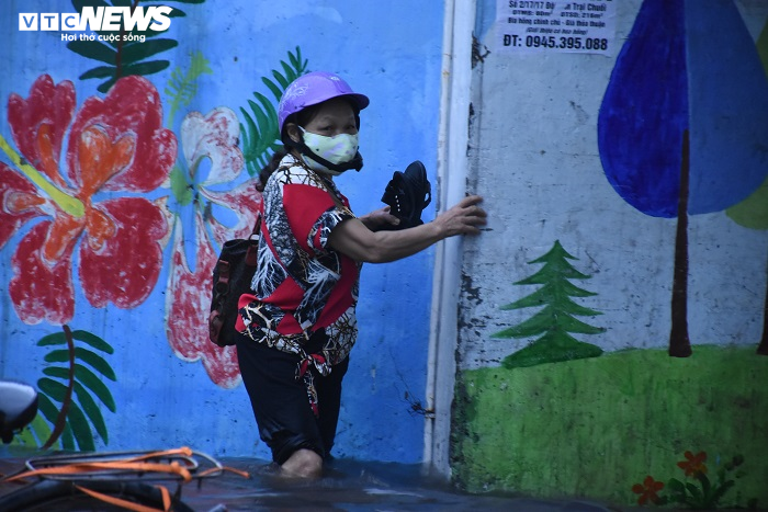 Mưa lớn kéo dài, đường phố Hải Phòng biến thành sông - 5