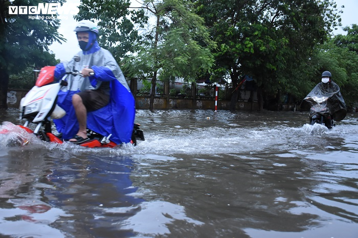 Mưa lớn kéo dài, đường phố Hải Phòng biến thành sông - 3