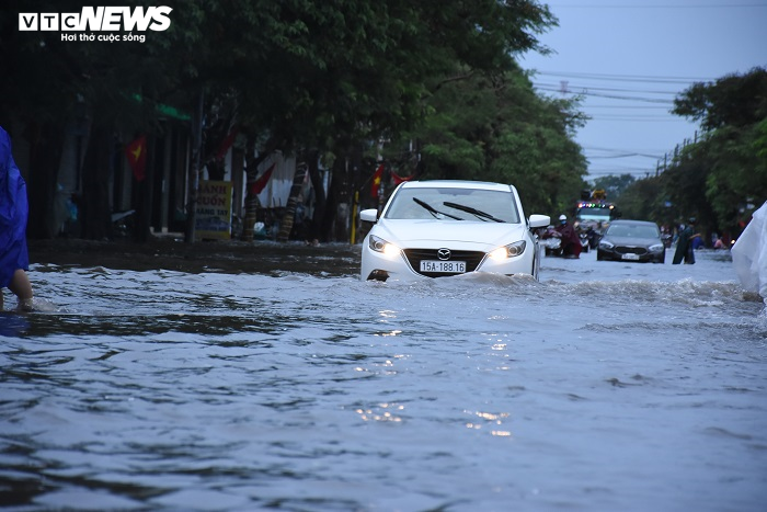 Mưa lớn kéo dài, đường phố Hải Phòng biến thành sông - 2