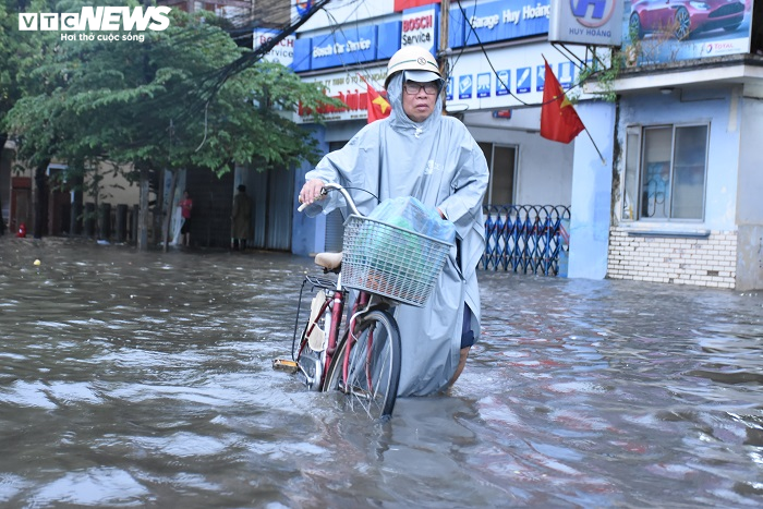 Mưa lớn kéo dài, đường phố Hải Phòng biến thành sông - 4