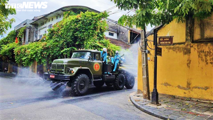 Cận cảnh xe chuyên dụng của quân sự phun tiêu độc phố cổ Hội An - 6