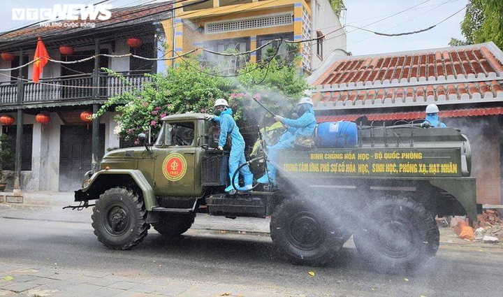 Cận cảnh xe chuyên dụng của quân sự phun tiêu độc phố cổ Hội An - 5