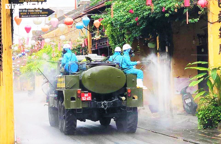 Cận cảnh xe chuyên dụng của quân sự phun tiêu độc phố cổ Hội An - 2