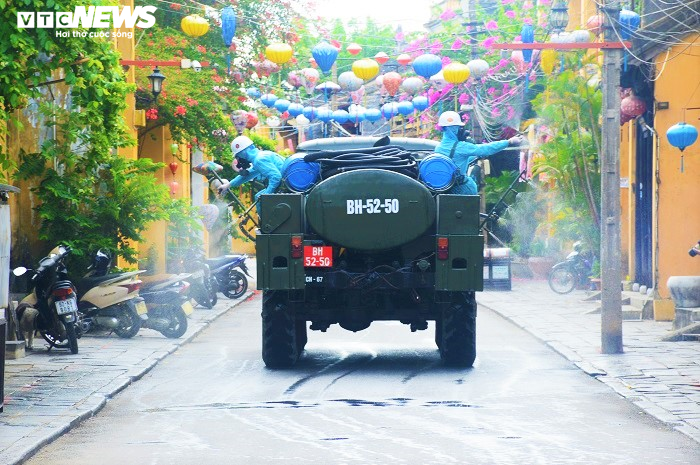 Cận cảnh xe chuyên dụng của quân sự phun tiêu độc phố cổ Hội An - 4