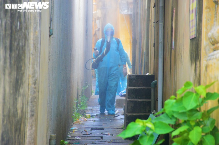 Cận cảnh xe chuyên dụng của quân sự phun tiêu độc phố cổ Hội An - 7