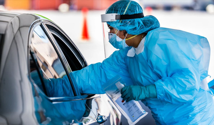 Mỹ: Gần 2 triệu ca mắc COVID-19 trong tháng 7, số người chết tăng mạnh - 1