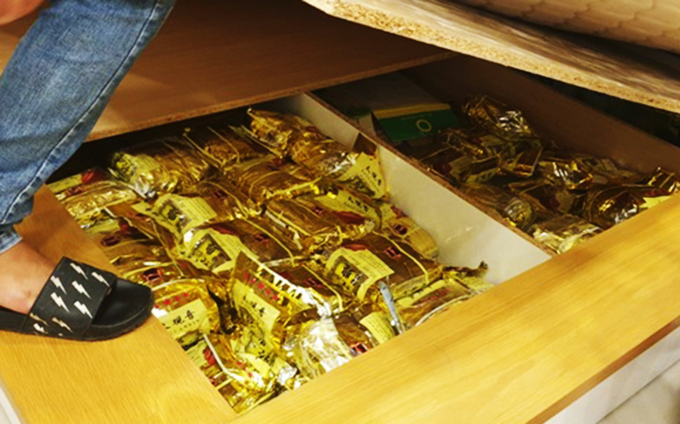 Hàng trăm cảnh sát lục soát biệt thự tìm ma tuý trong đêm - 1