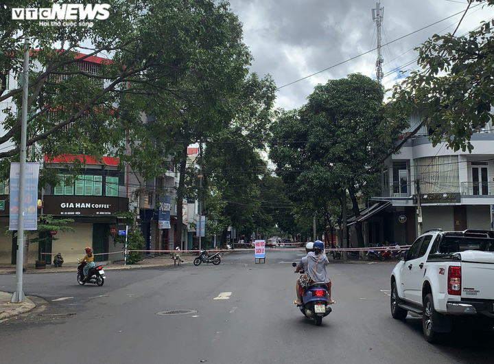 Thêm 2 trường hợp dương tính SARS-CoV-2, Đắk Lắk phong toả nhiều tuyến phố - 12