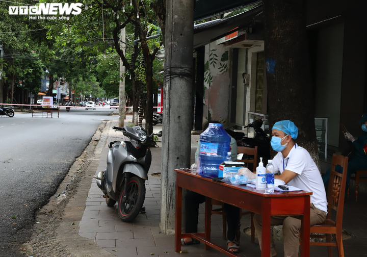 Thêm 2 trường hợp dương tính SARS-CoV-2, Đắk Lắk phong toả nhiều tuyến phố - 8