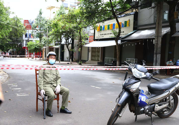 Thêm 2 trường hợp dương tính SARS-CoV-2, Đắk Lắk phong toả nhiều tuyến phố - 4