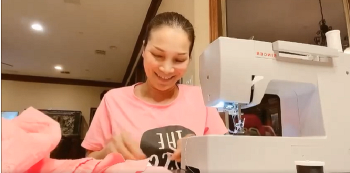 Chống dịch COVID-19 tại Mỹ, ca sĩ Hồng Ngọc tự may khẩu trang - 1