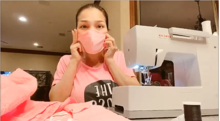 Chống dịch COVID-19 tại Mỹ, ca sĩ Hồng Ngọc tự may khẩu trang - 2